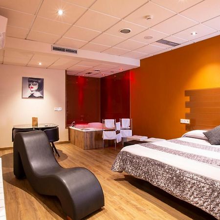 Motel Los Abedules Oviedo Bagian luar foto