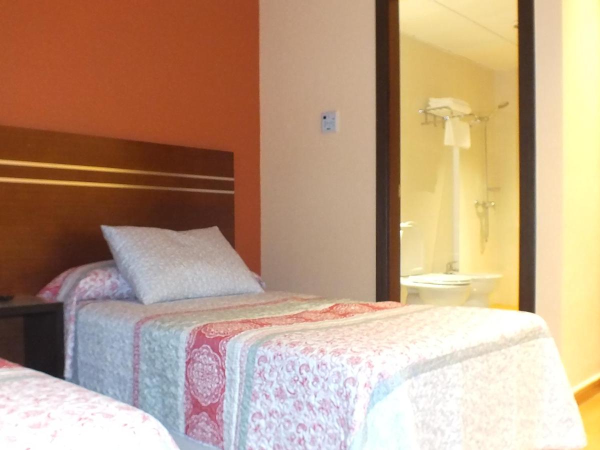 Motel Los Abedules Oviedo Bagian luar foto