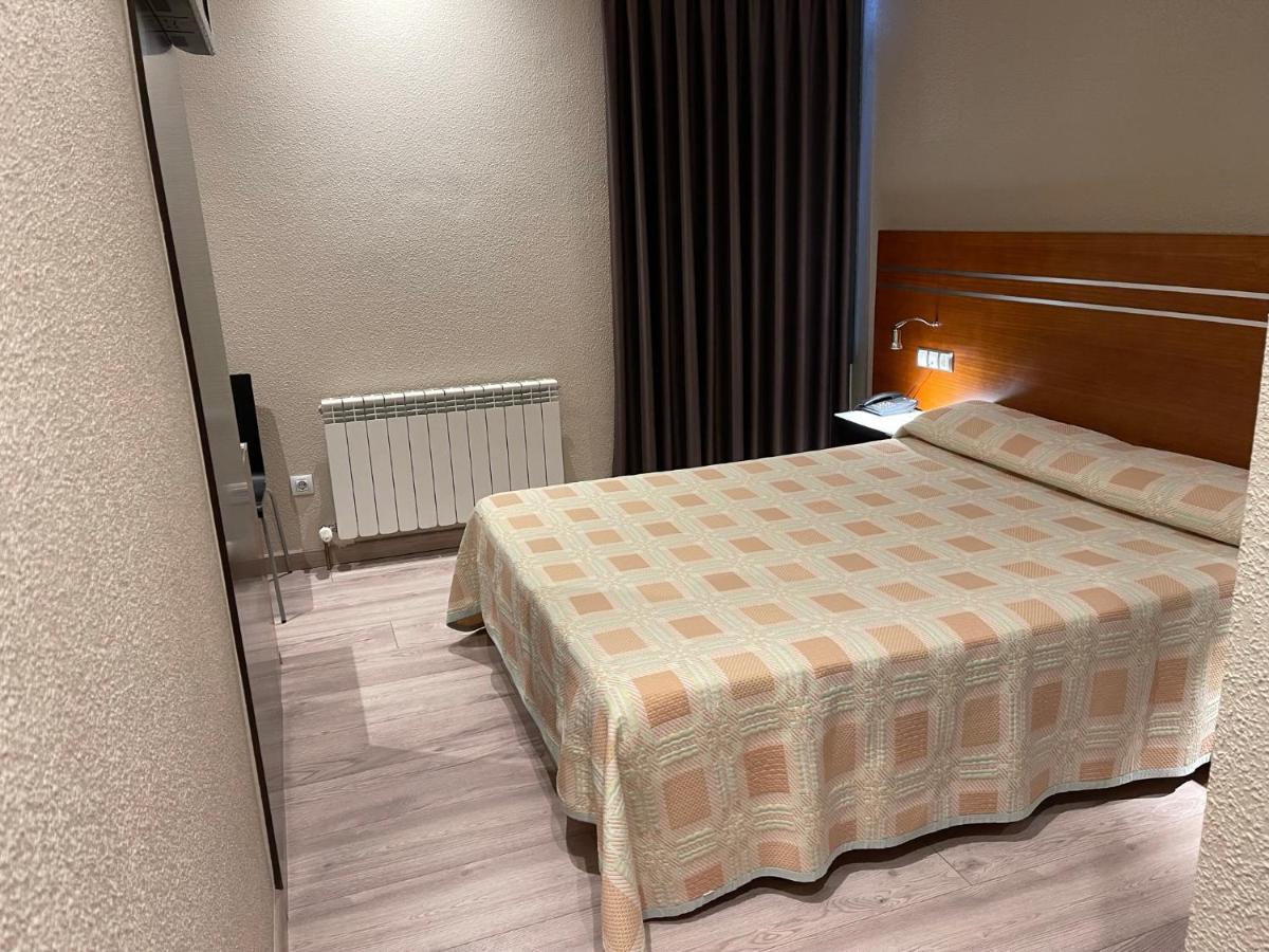 Motel Los Abedules Oviedo Bagian luar foto