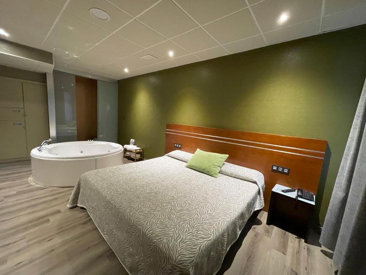 Motel Los Abedules Oviedo Bagian luar foto