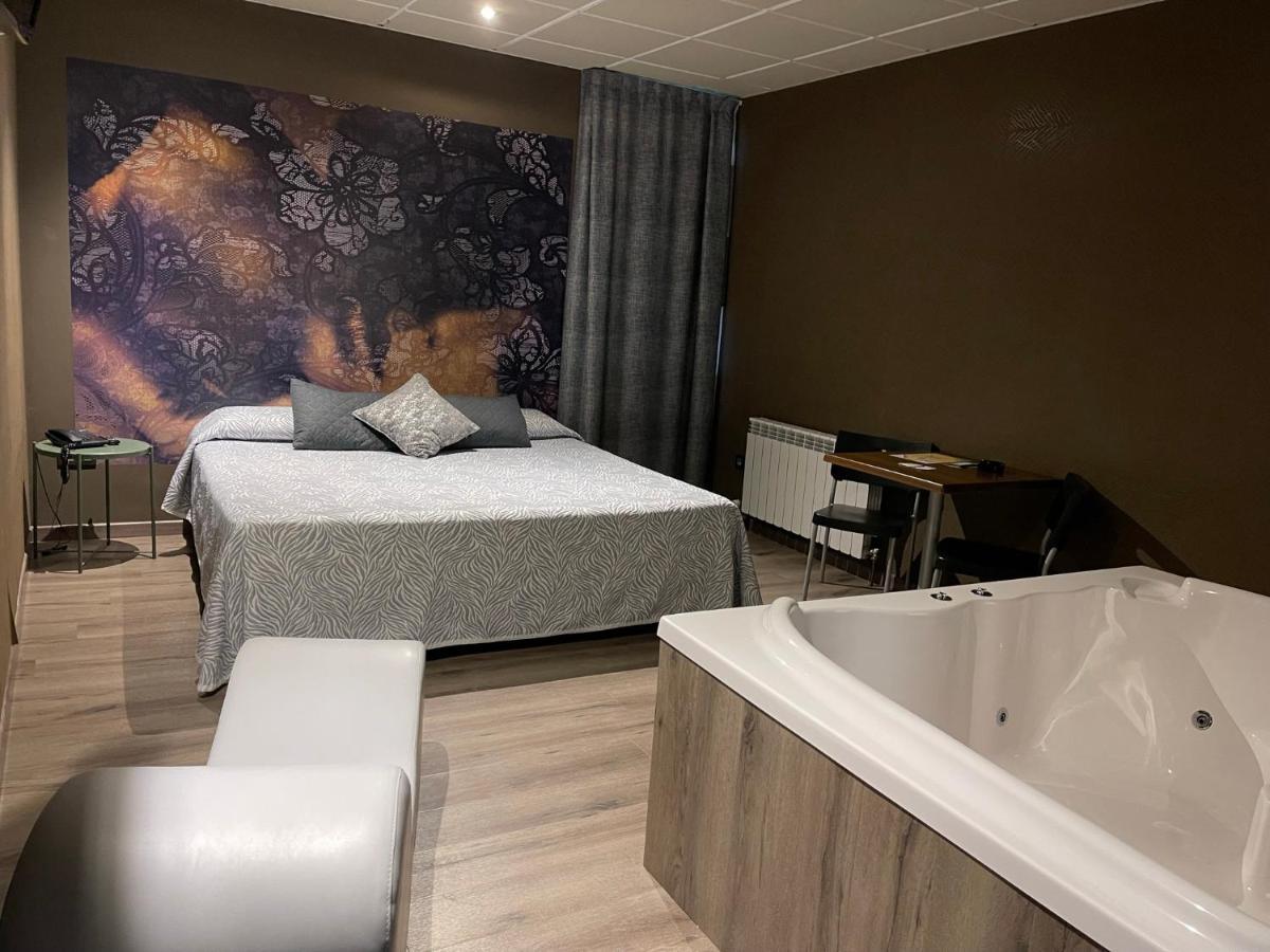 Motel Los Abedules Oviedo Bagian luar foto