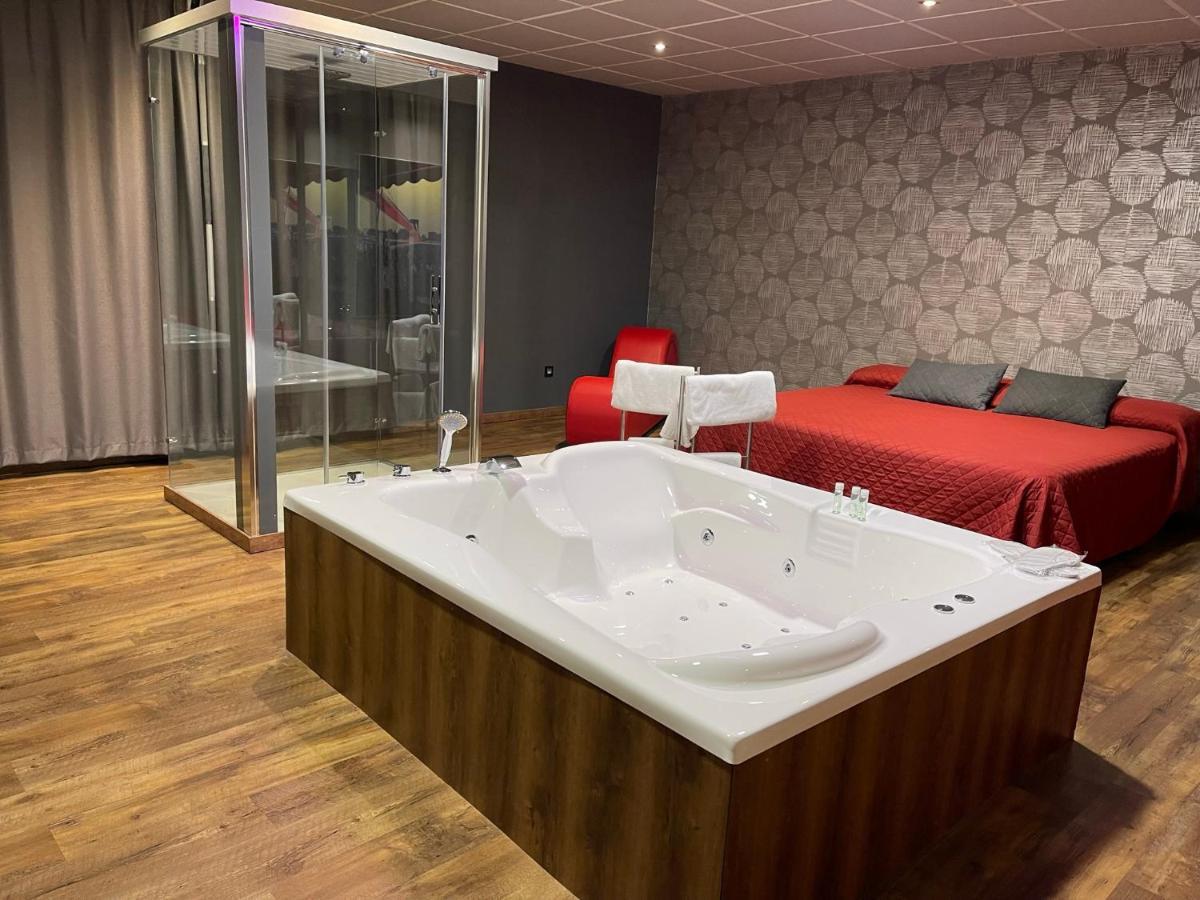 Motel Los Abedules Oviedo Bagian luar foto