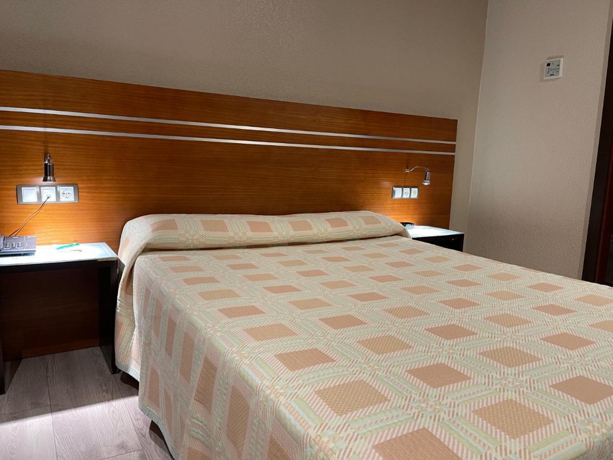 Motel Los Abedules Oviedo Bagian luar foto