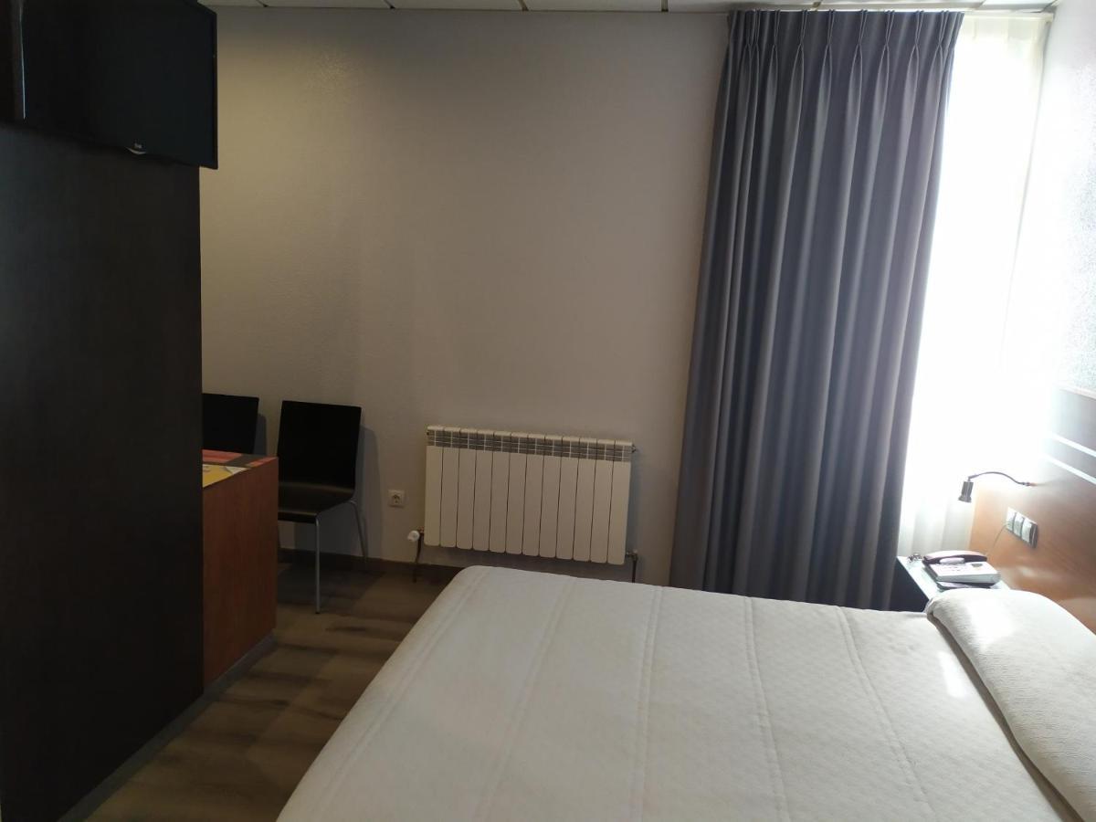 Motel Los Abedules Oviedo Bagian luar foto