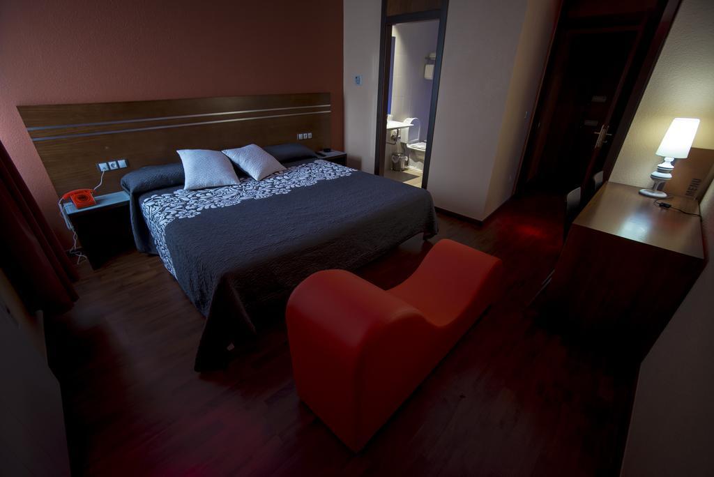 Motel Los Abedules Oviedo Ruang foto