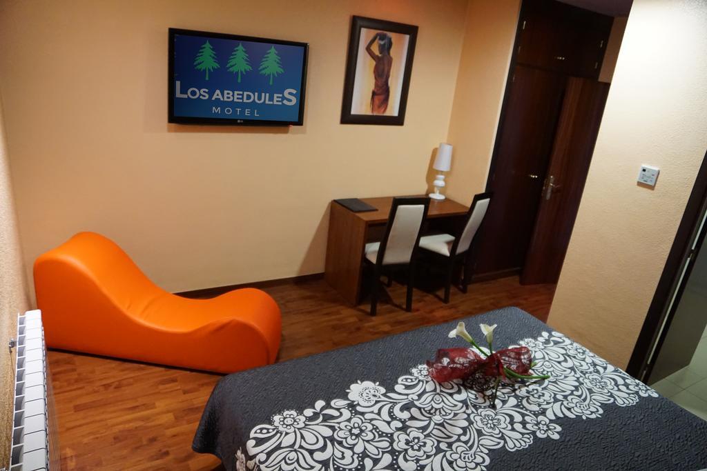 Motel Los Abedules Oviedo Bagian luar foto