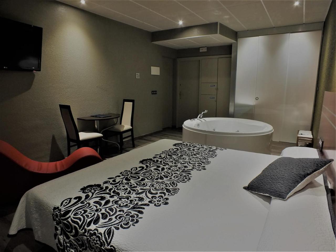 Motel Los Abedules Oviedo Bagian luar foto