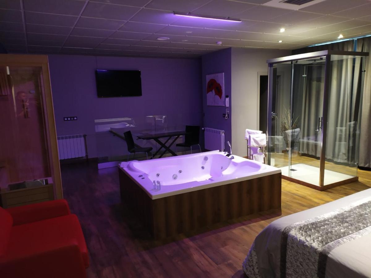 Motel Los Abedules Oviedo Bagian luar foto